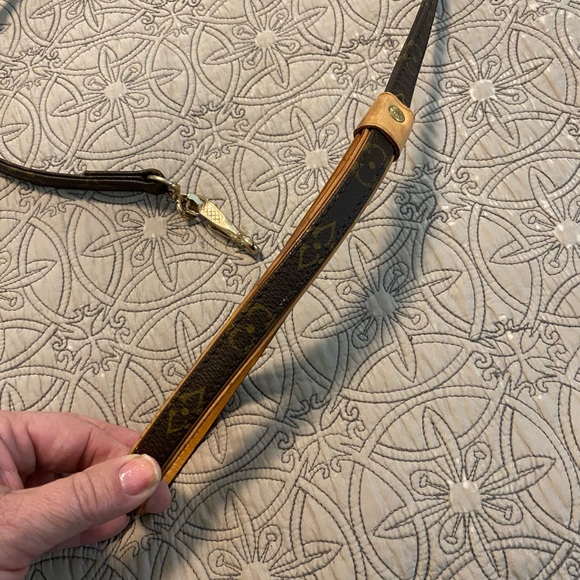 Authentic Louis Vuitton Baxter Leash MM - Picture 5 of 7